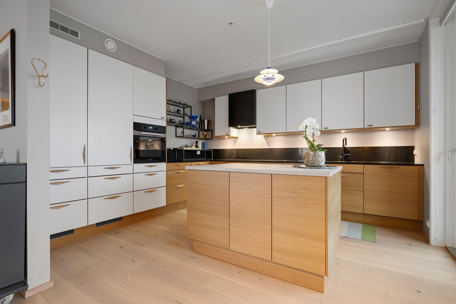 Rikelig med skap- og benkeplass gir et funksjonelt og ryddig kjøkken. Galleribilde