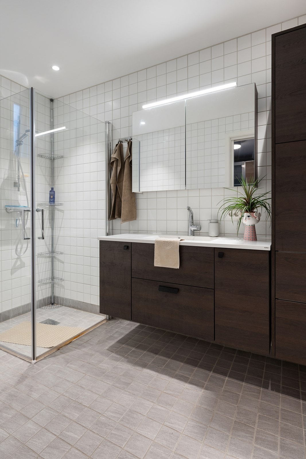 Helfliset bad med vannbåren gulvvarme som gir en behagelig start på dagen. Galleribilde