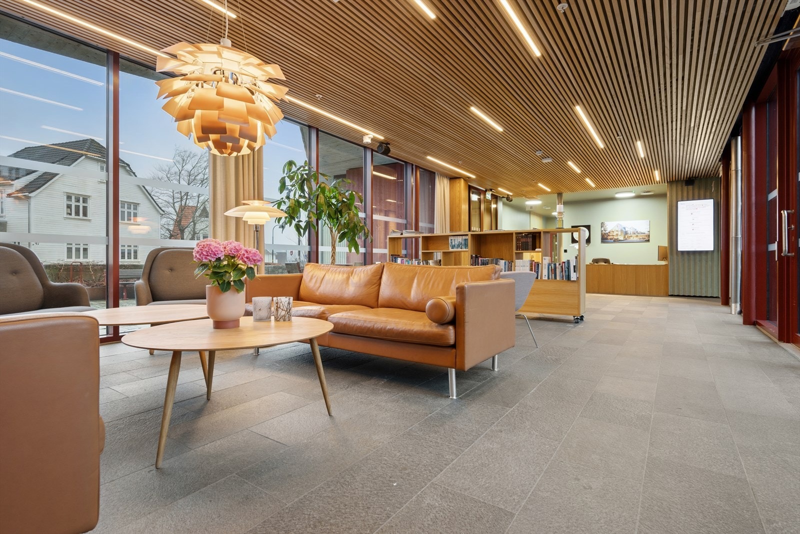 Borettslaget tilbyr flotte fellesfasiliteter som bibliotek, restaurant og sosiale soner. Galleribilde
