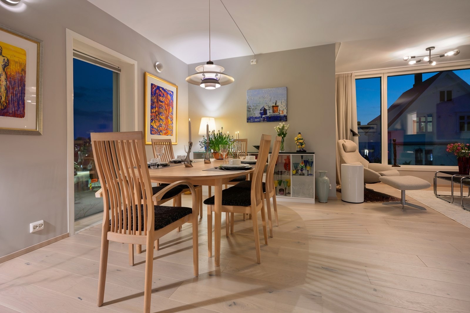 Plisségardiner og gardiner i alle rom medfølger handelen. Galleribilde