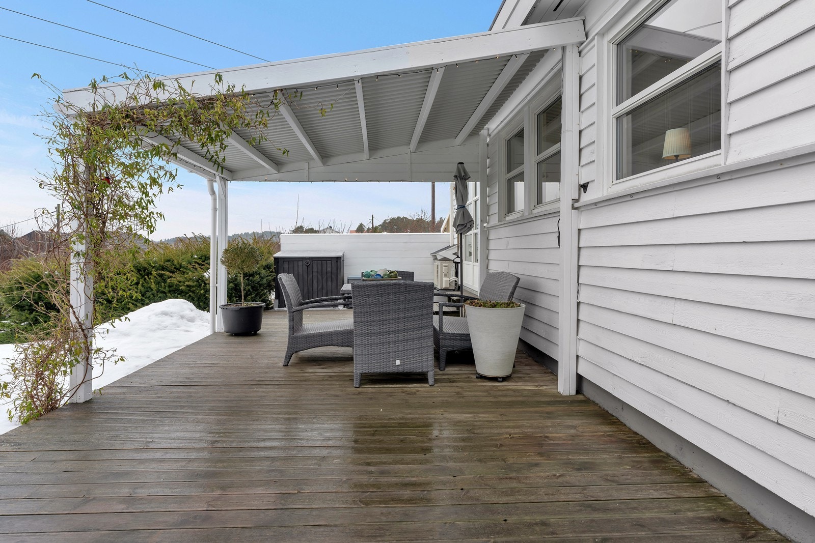 Skjermet uteplass som kan nytes på lange sommerkvelder. Galleribilde