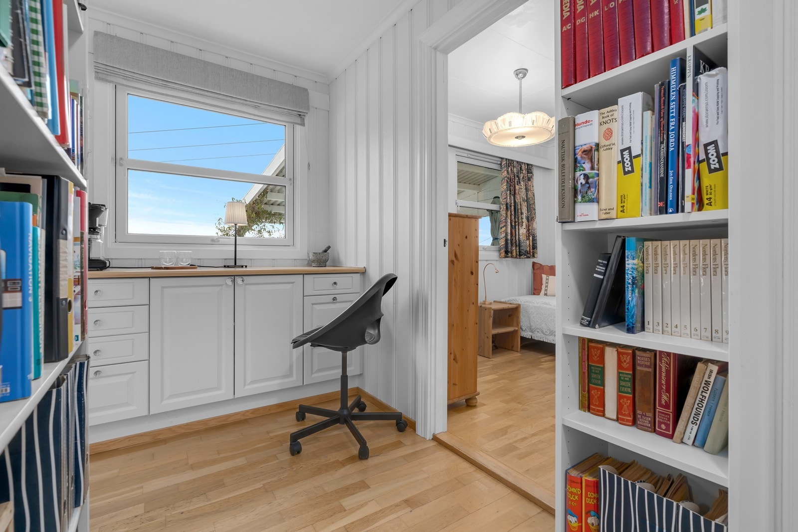 Praktisk rom med plassbygd oppbevaringsbenk Galleribilde