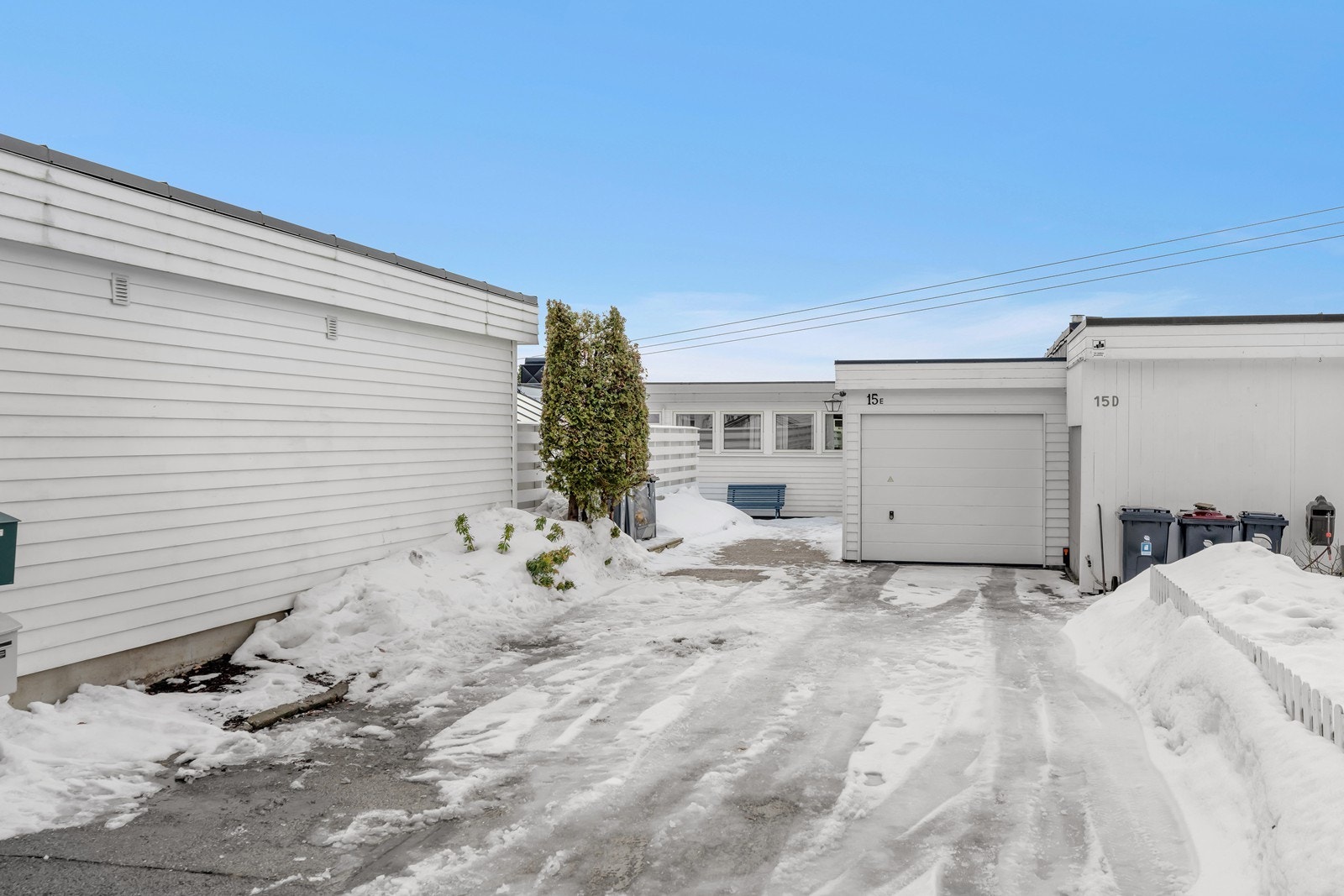 Det er privat vei inn i området til huset og garasjen. Galleribilde