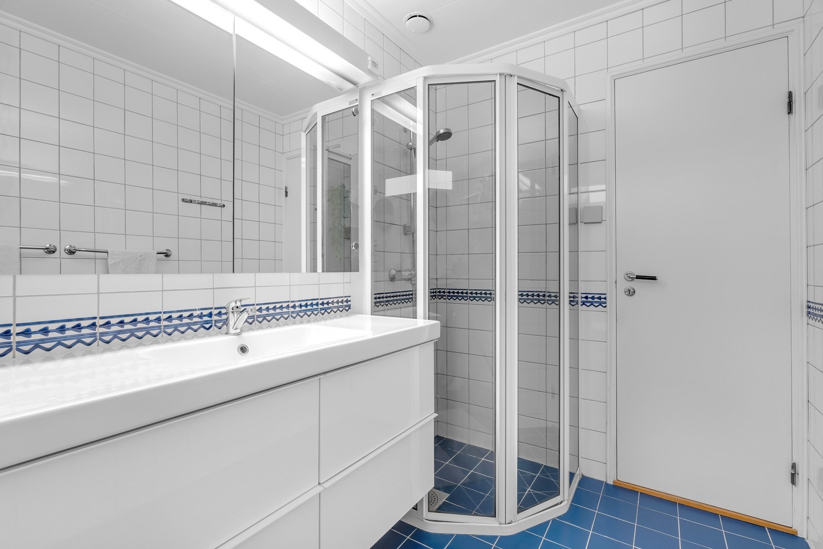 Funksjonelt bad med dusjløsning og servant. Galleribilde