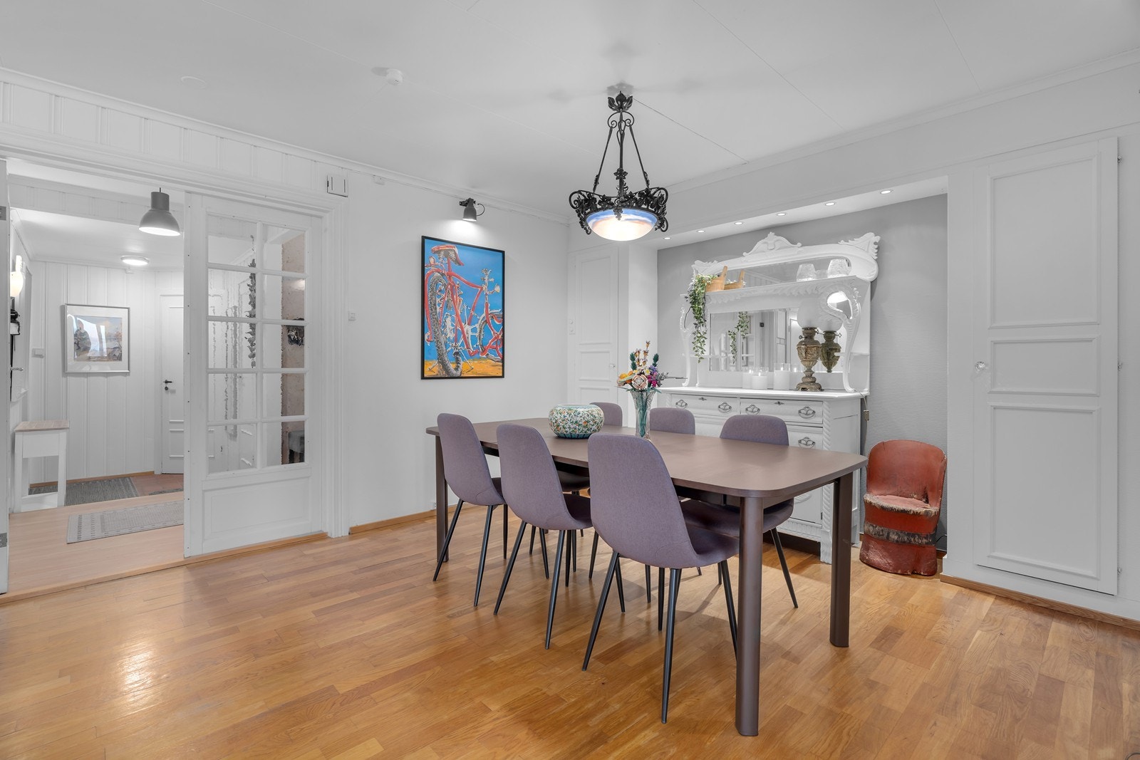 Spiseområdet er romslig med god plass til spisebord. Galleribilde