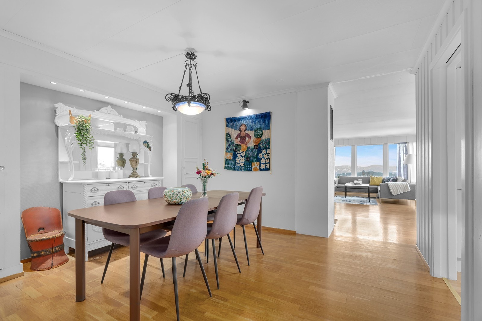 Videre inn far stuen er det en åpen overgang inn til spisestuen. Galleribilde