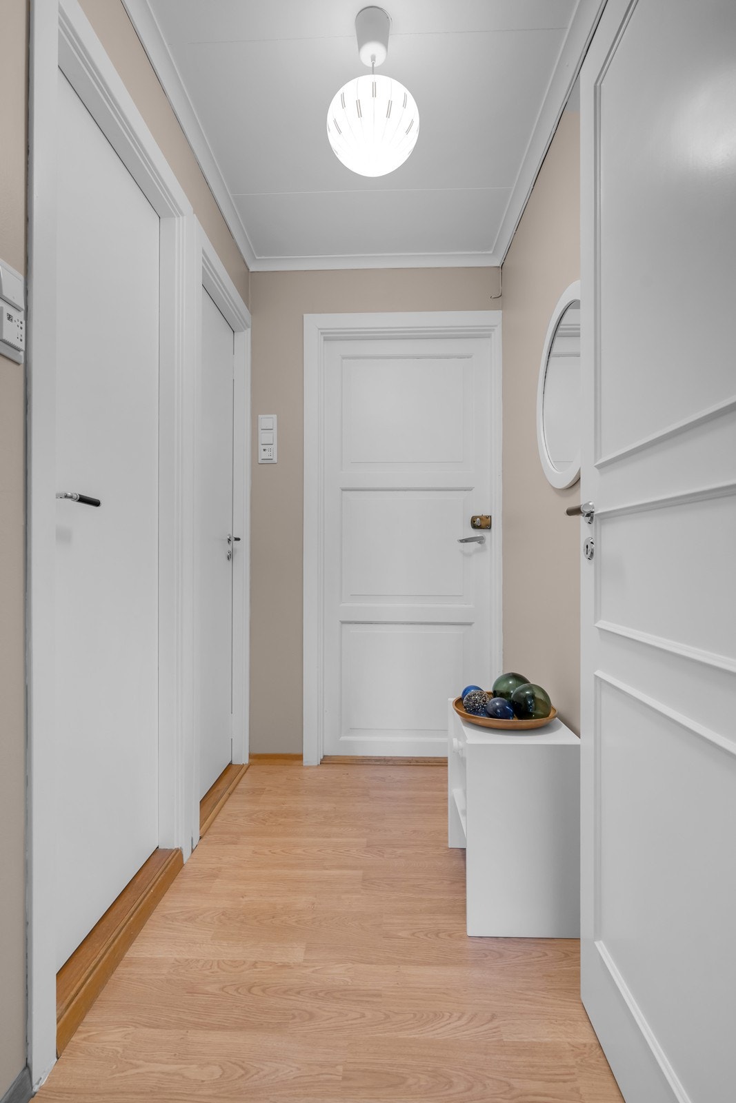 Gang i enden av boligen med ekstra inngang/utgangsdør Galleribilde