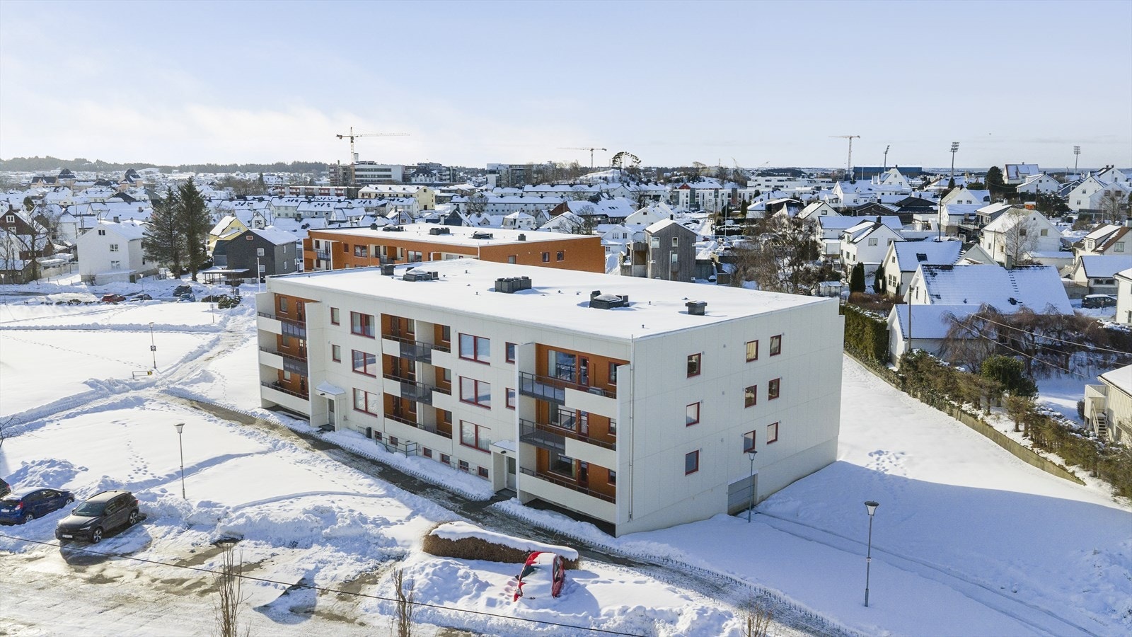 Velkommen til Saltveitvegen 12A - En praktisk og lettstelt 2-roms leilighet beliggende i grønne, luftige omgivelser kun ca 1 km øst for Haugesund sentrum. Galleribilde