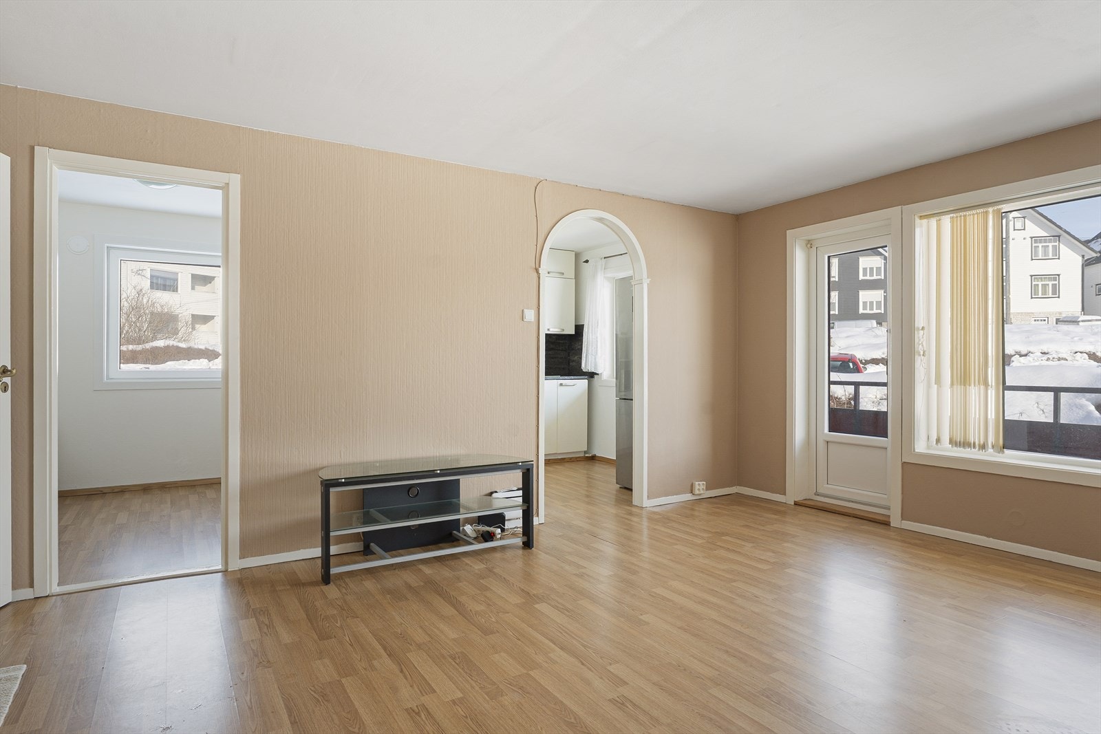 Lys og romslig stue med flere innredningsmuligheter. Galleribilde