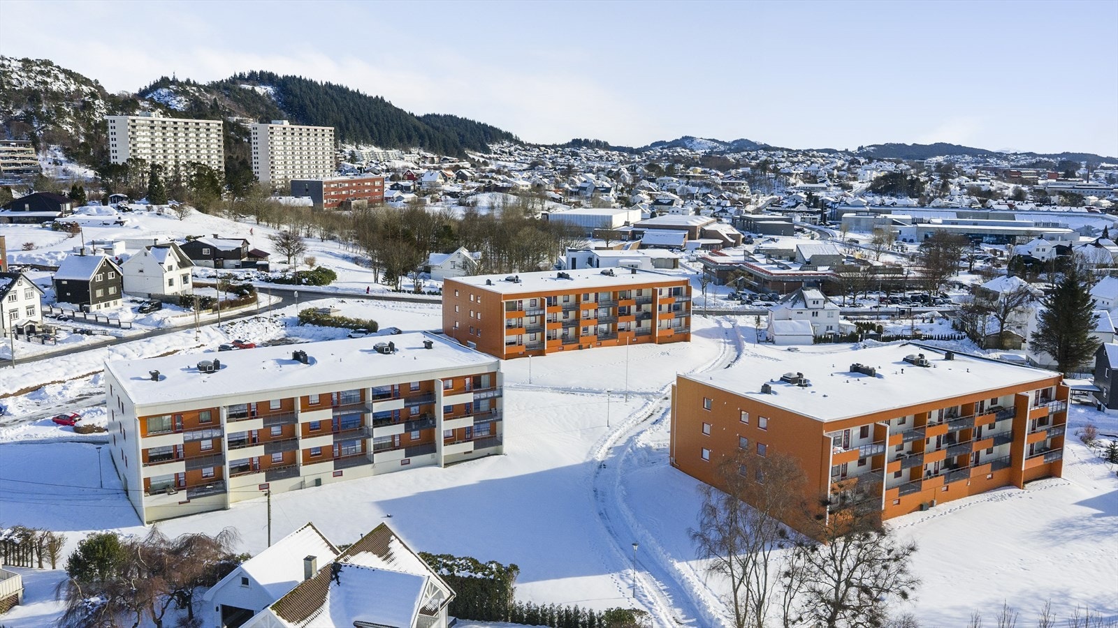 I Saltveitvegen 12A bor man sentralt og samtidig tilbaketrukket i trivelige, barnevennlige omgivelser. Galleribilde