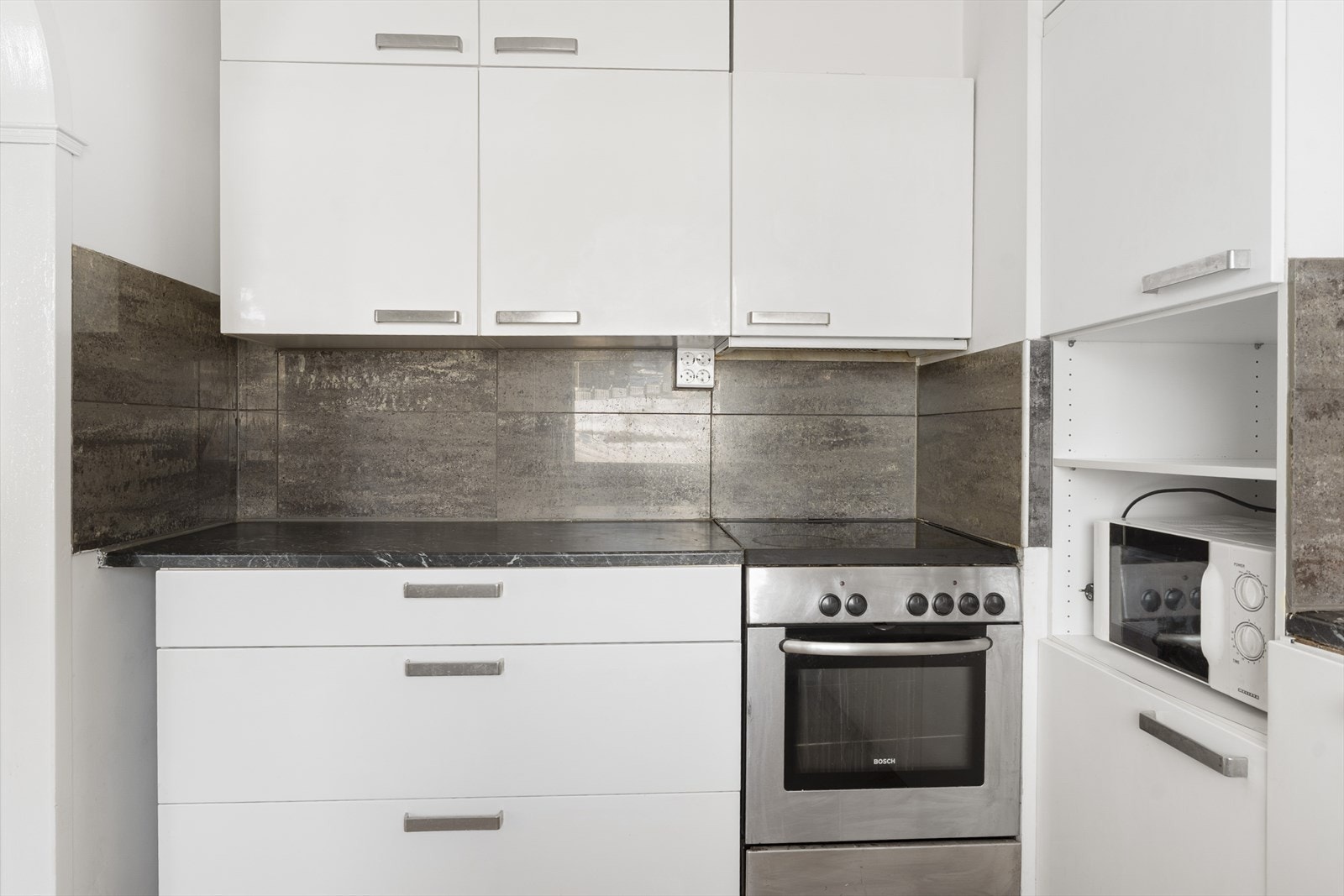 Kjøkkeninnredning med glatte fronter og benkeplate av laminat. Galleribilde