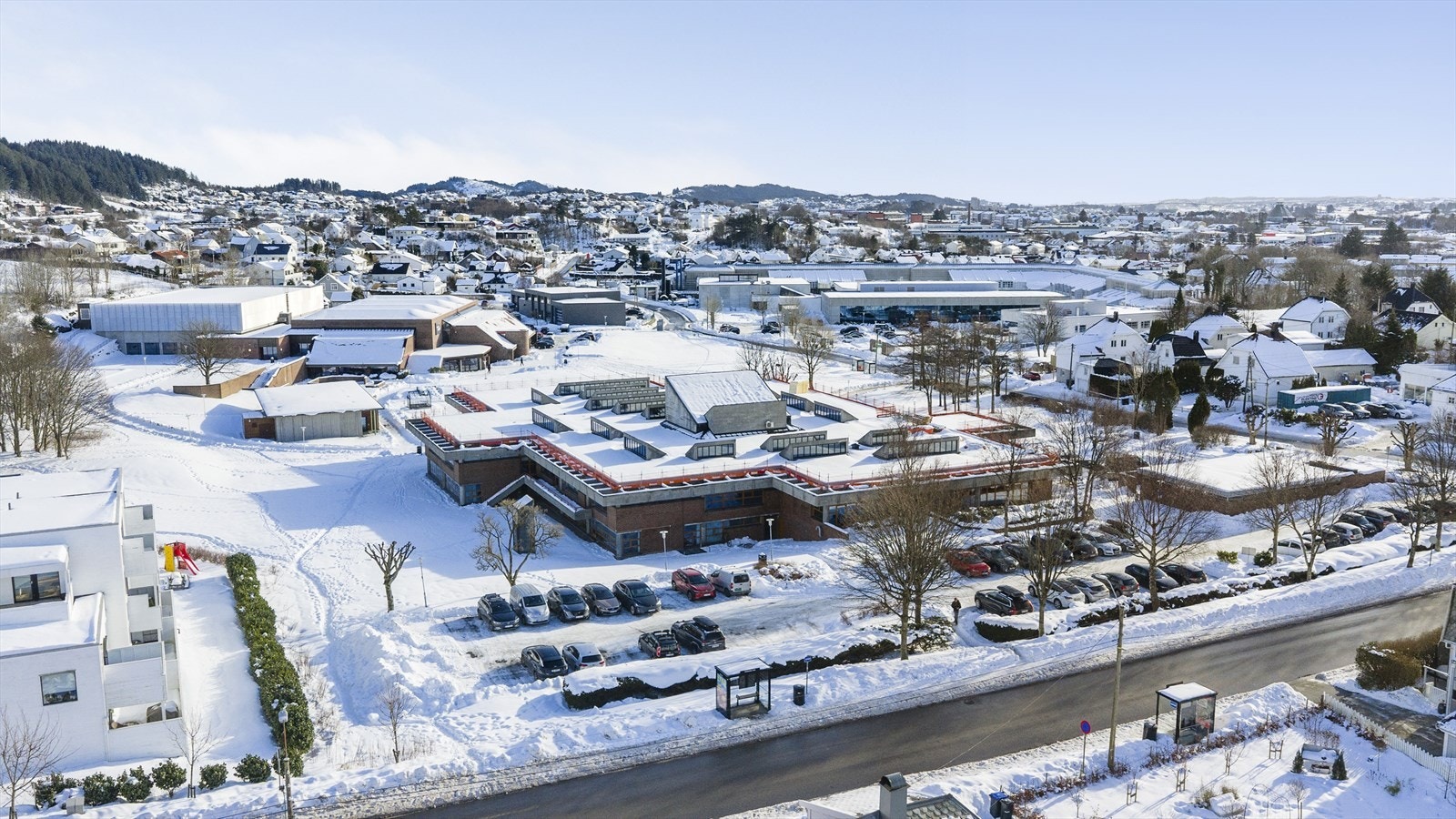 I nærområdet er det flere skoler og barnehager, herunder Vardafjell barnehage, Espira Bråsteintunet barnehage, Lønneberget barnehage, Lillesund skole, Vardafjell VGS, Haugaland VGS, m.fl. Galleribilde