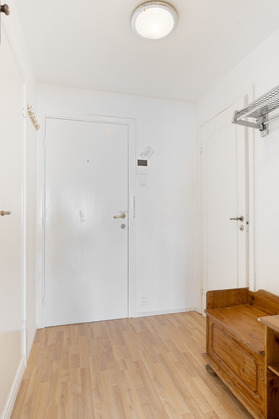 Entré med plass til yttertøy og sko. Porttelefon. Galleribilde