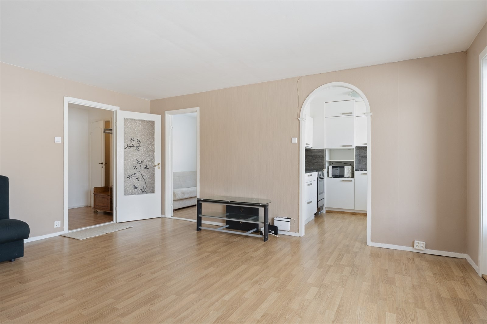 Kjøkkenet ligger strategisk plassert mot stuen. Galleribilde