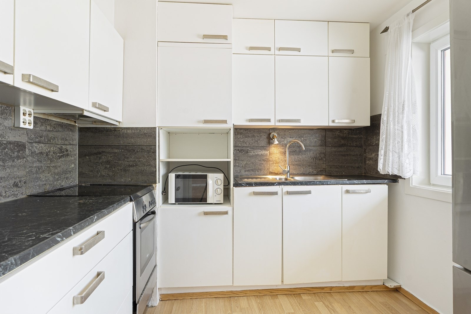 Kjøkkenet har god oppbevarings- og arbeidsplass. Galleribilde