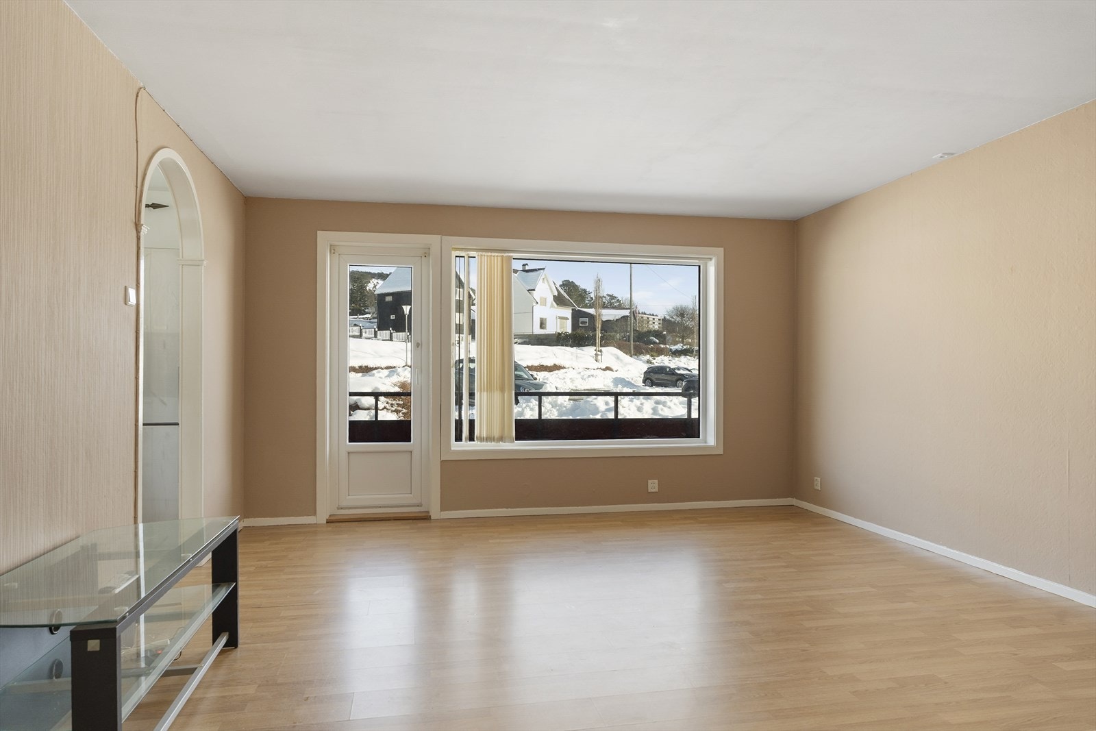 Fin planløsning med stue, kjøkken, soverom, bad/vaskerom, bod og entré. Galleribilde