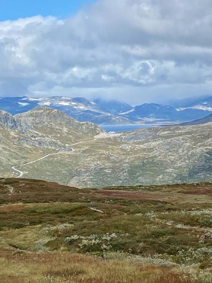 På toppen av nedre alpintrekk mot Tyin, jotunheimen og mot samme side som hytten ligger på Galleribilde