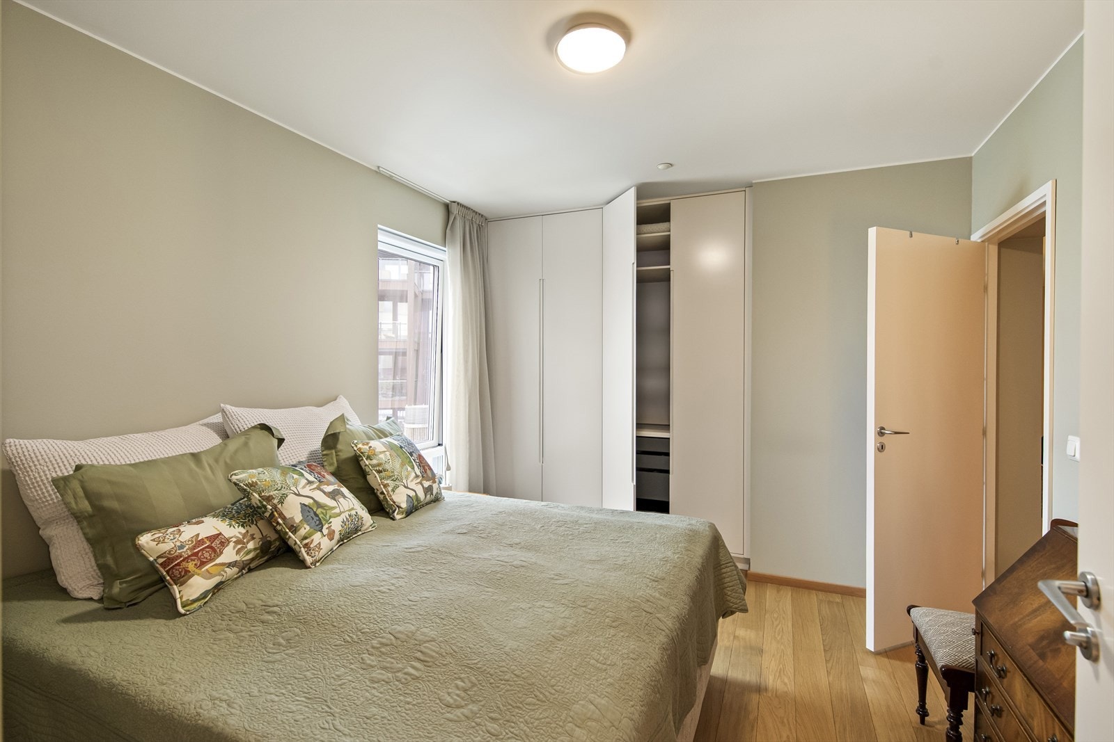 Hovedsoverommet har stor garderobe med god plass til oppbevaring Galleribilde