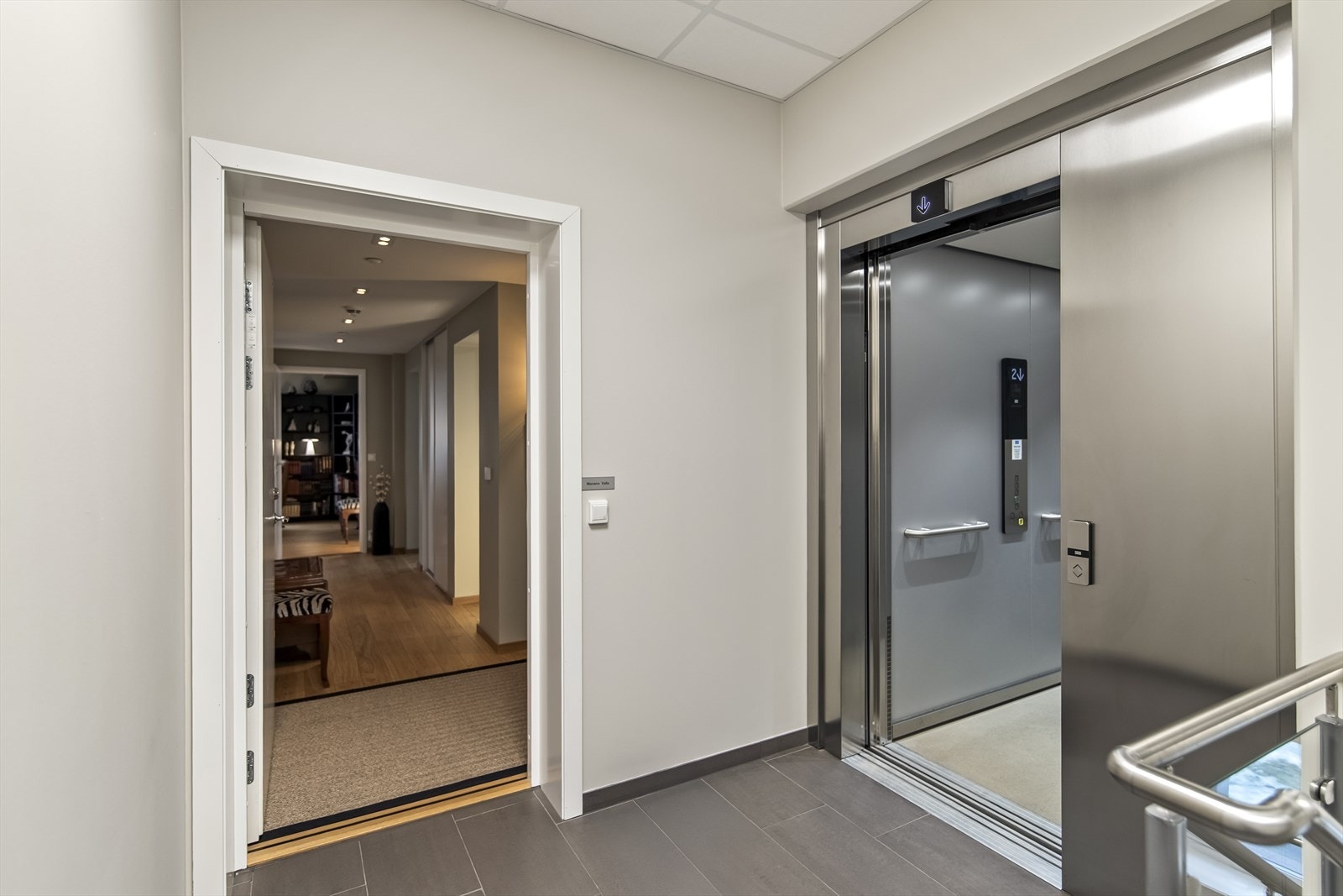 Direkte tilgang til heis fra entréen gir praktisk forbindelse til fellesområder. Galleribilde