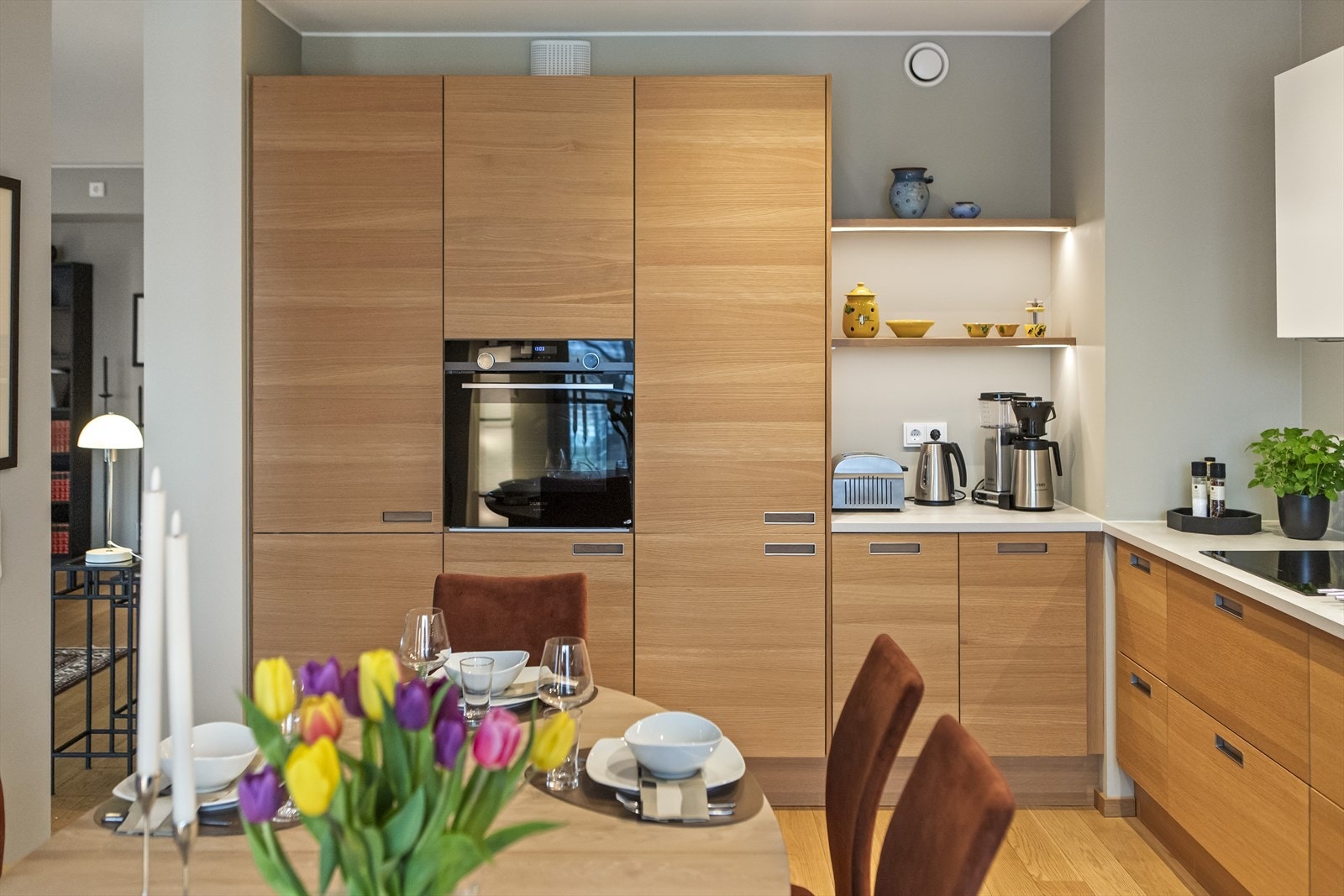 Kjøkkeninnredningen i Eik er moderne med glatte fronter og praktisk oppbevaring. Galleribilde