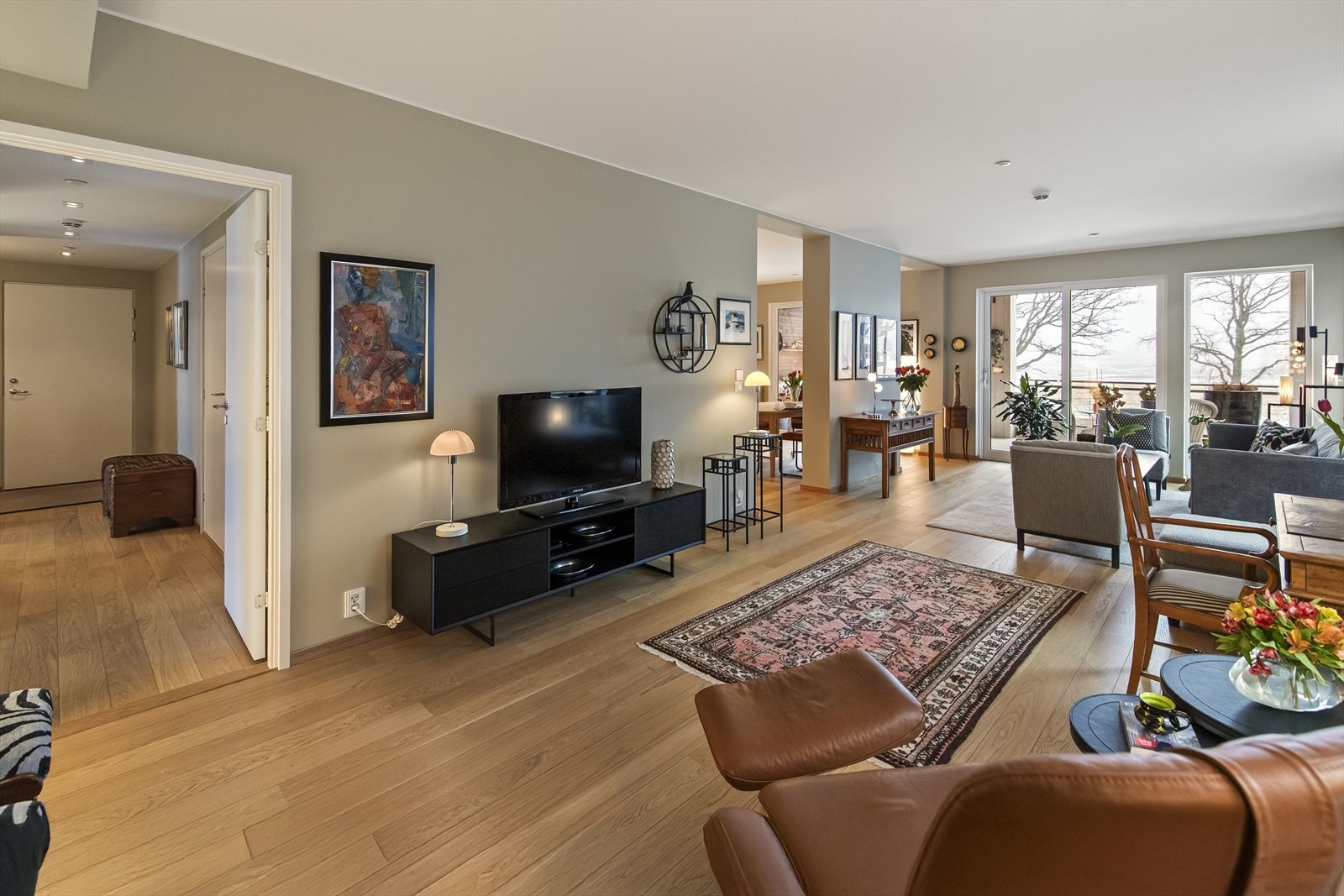 Gulvet er belagt med 1-stavs parkett som gir et elegant uttrykk i stuen. Galleribilde