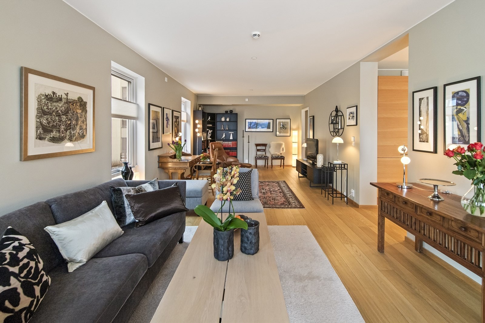 Alt i alt en bolig med gjennomtenkte løsninger, moderne materialvalg og en planløsning som kombinerer komfort og funksjonalitet på en svært god måte. Galleribilde