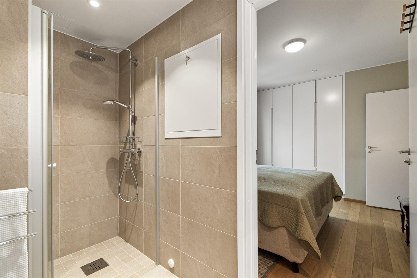 Tilhørende hovedsoverommet er det et lekkert bad. Galleribilde