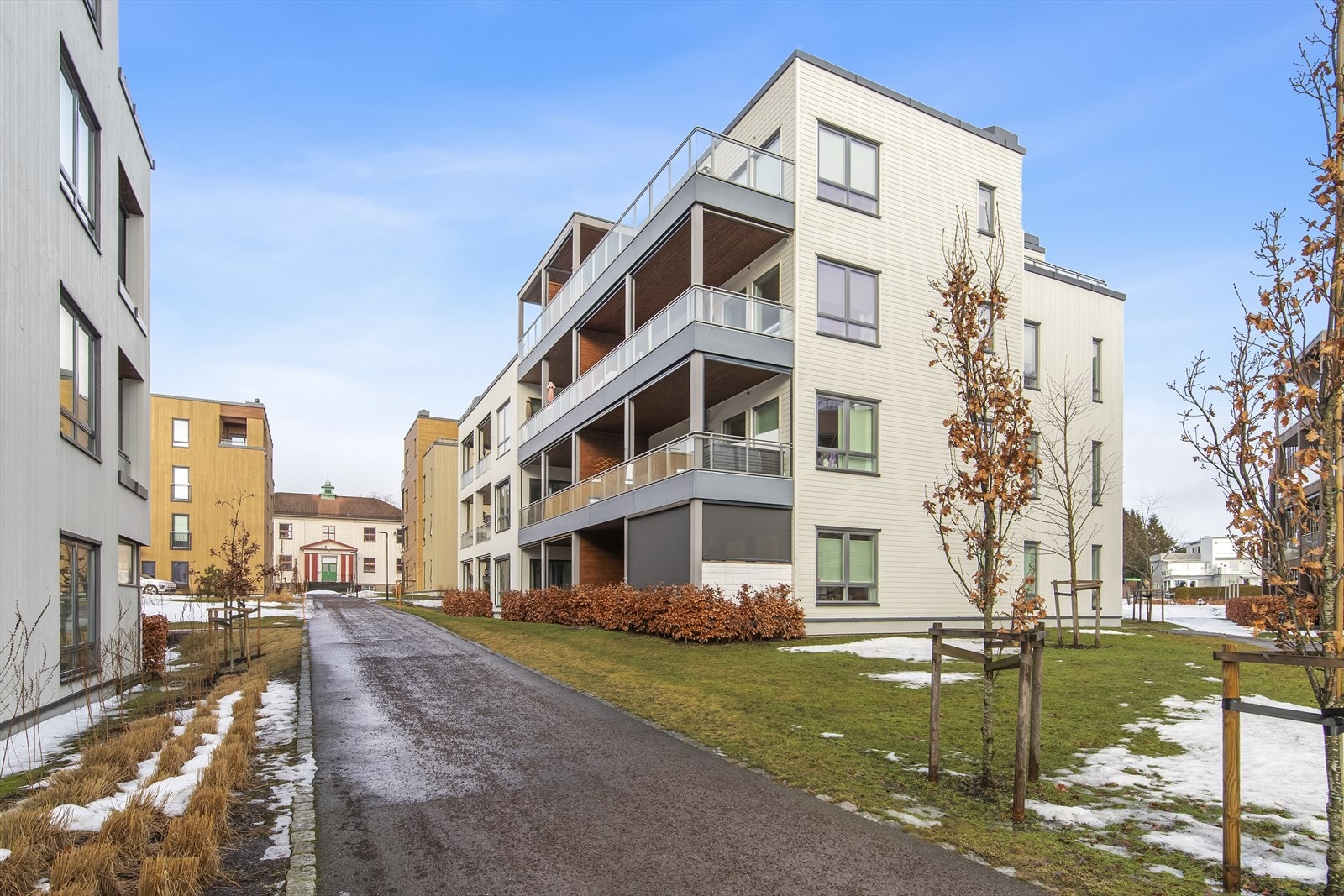 Gamle Grindløkken skole skimtes i enden. Der er det fortsatt aktivitet, som kulturkafé. Galleribilde