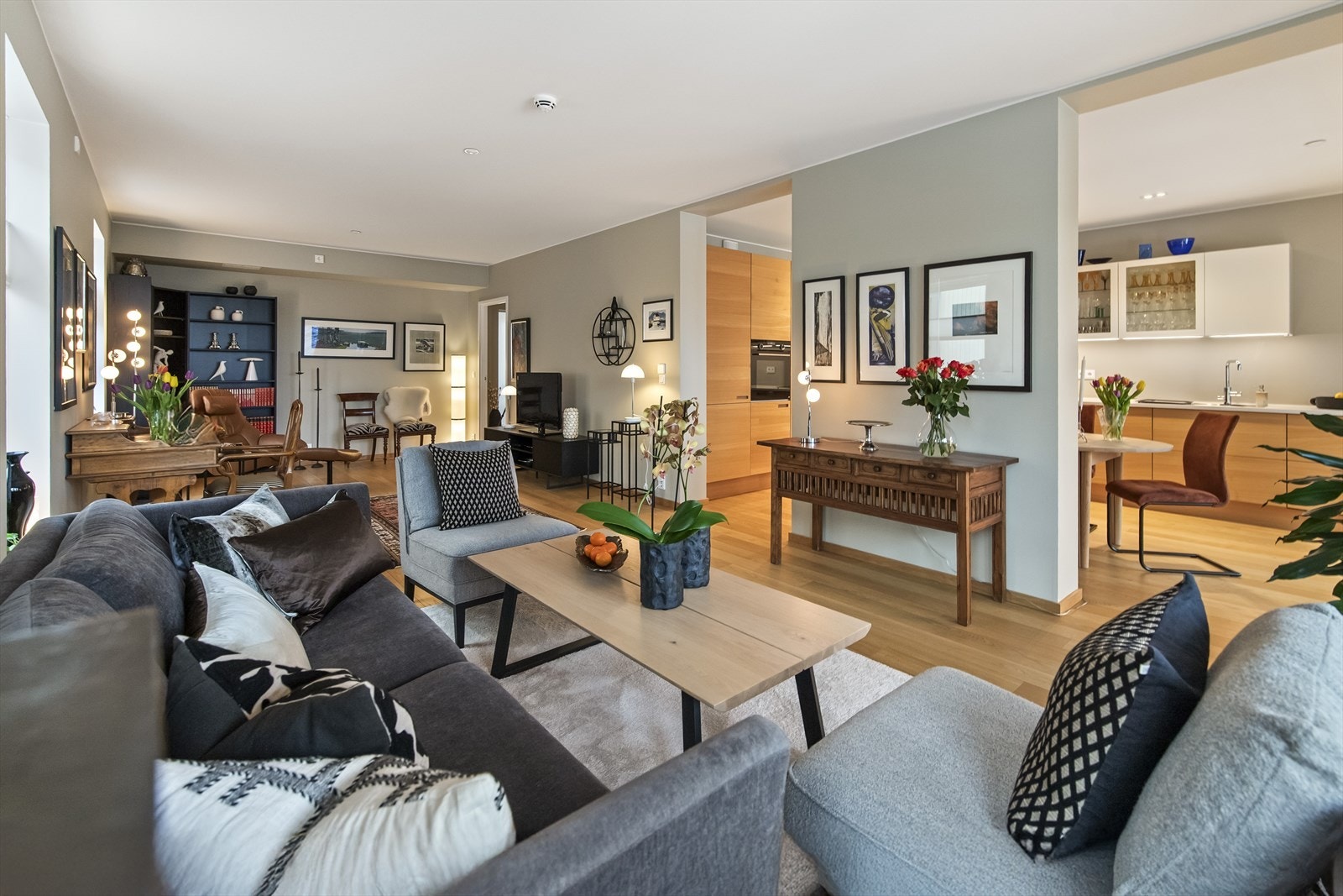 Direkte forbindelse til kjøkkenet gir en naturlig overgang til spiseområdet. Galleribilde