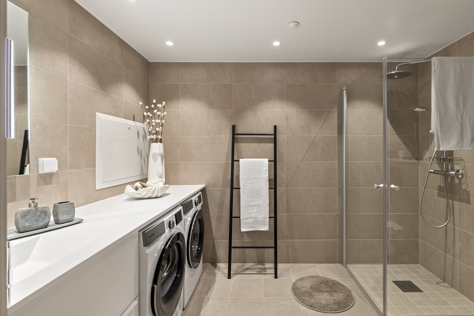 Bad nr 2 har inngang fra entré, innredet med dusj, servantskap, speil og opplegg for vaskemaskin. Galleribilde