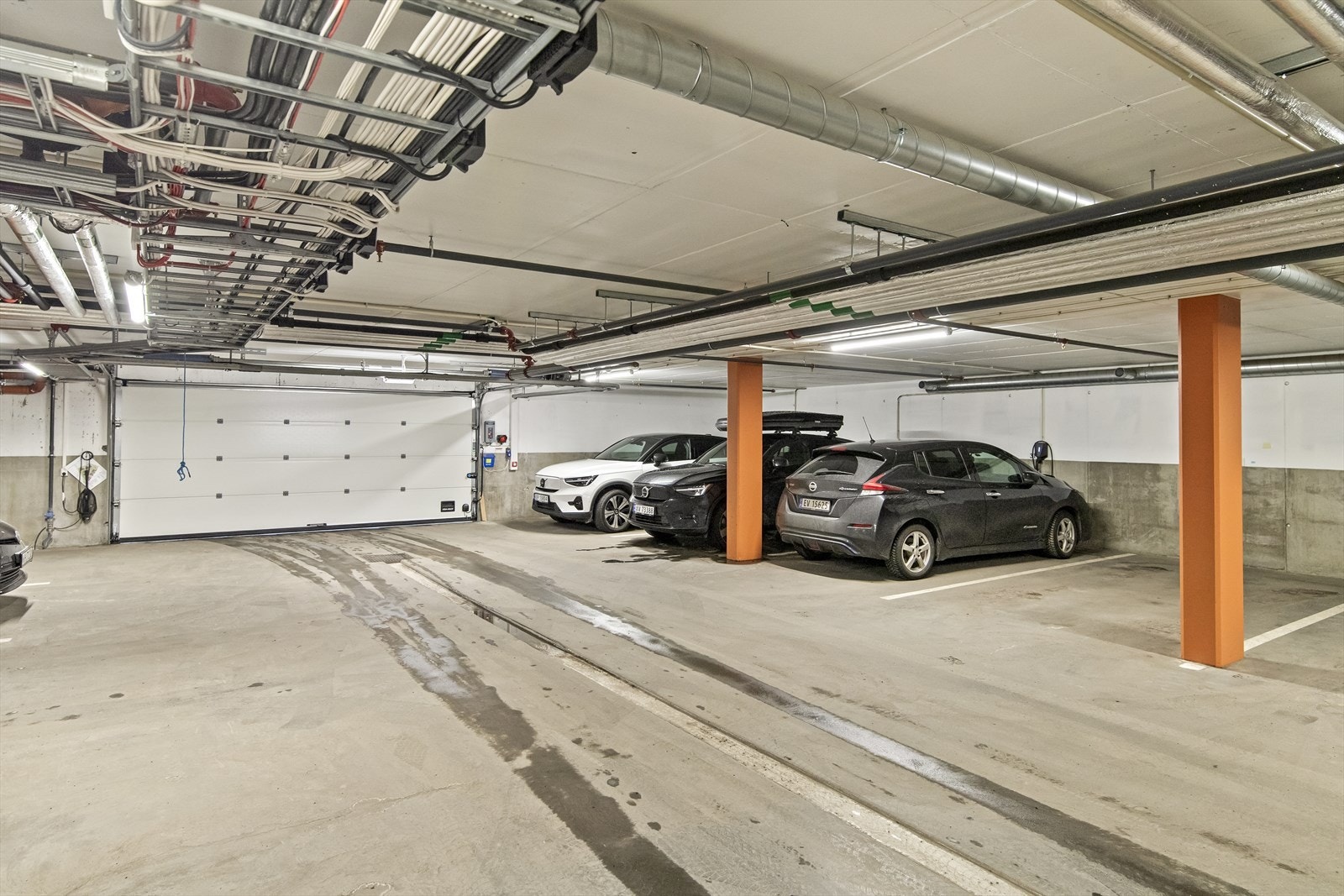 Fast plass med montert el-bil lader i oppvarmet garasjekjeller medfølger leiligheten. Galleribilde