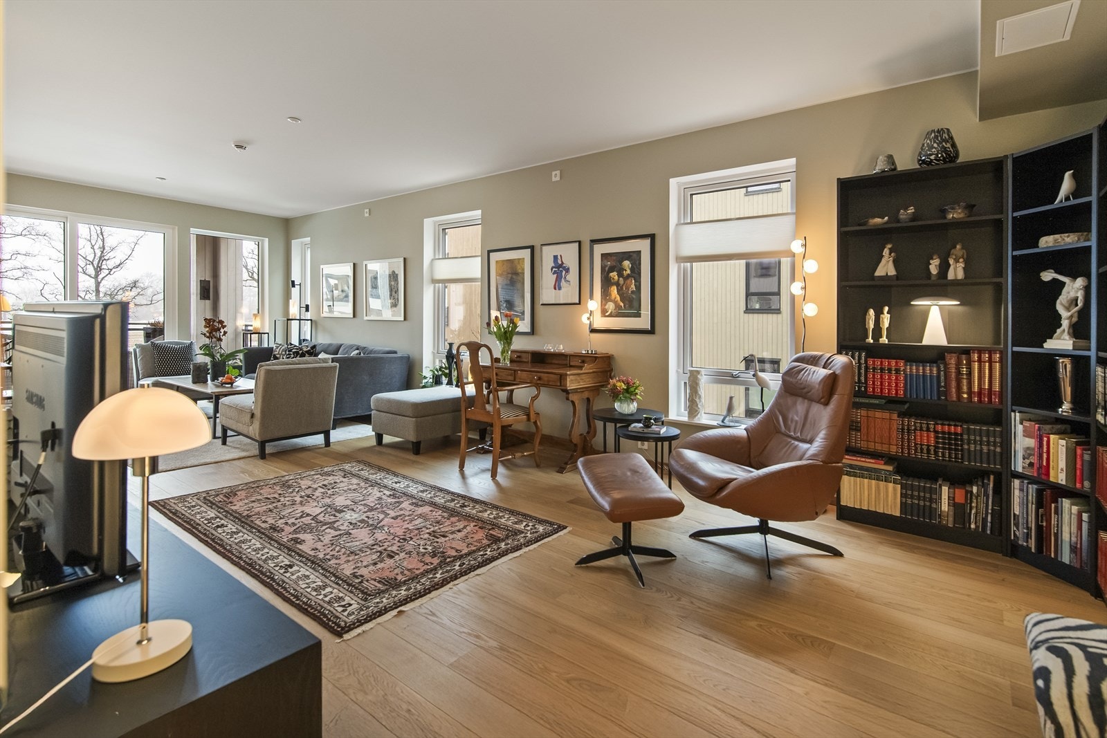 Boligen fremstår som moderne og gjennomført med kvalitetsmaterialer og gode løsninger. Galleribilde