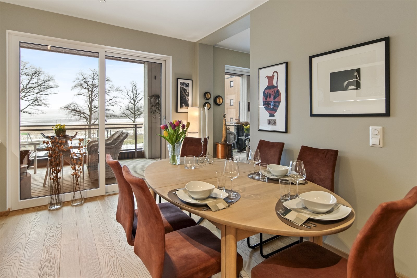 Fra spiseplassen er det utsyn mot balkong og grøntområder. Galleribilde