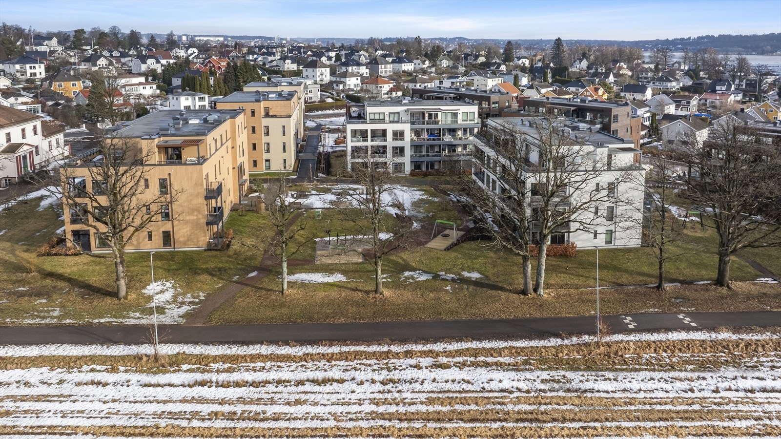 Leiligheten ligger sydvendt mot jordene. Galleribilde