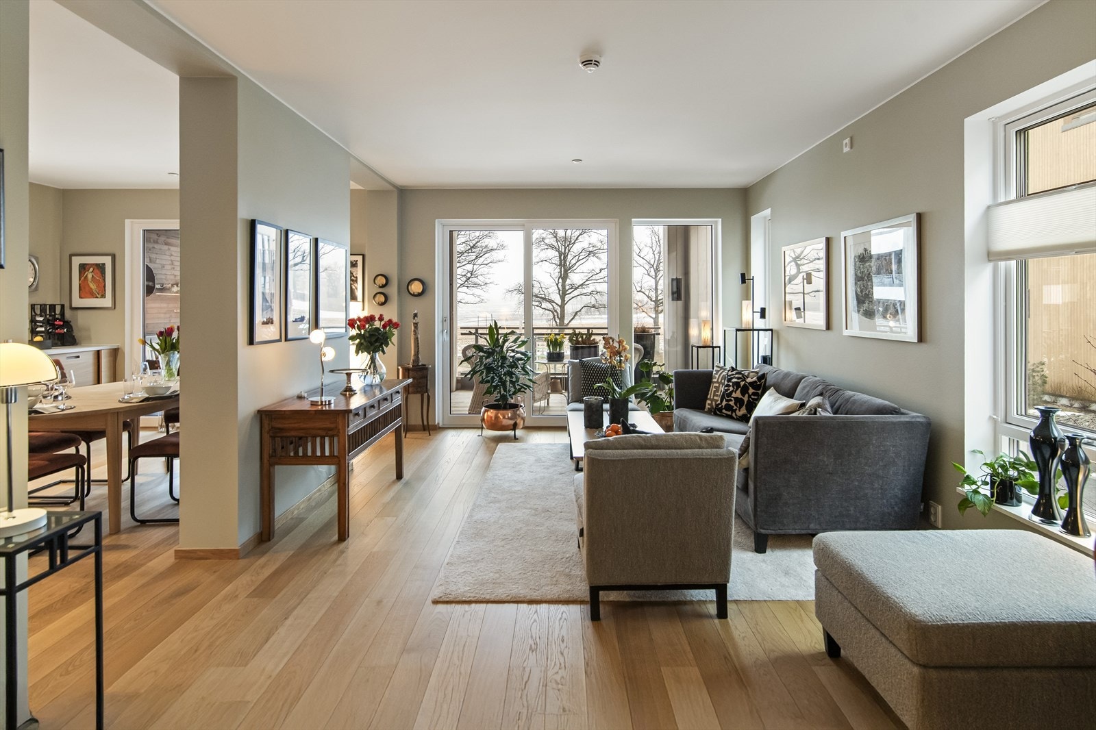 Store vindusflater gir utsyn mot balkongen og slipper inn rikelig med naturlig lys. Galleribilde