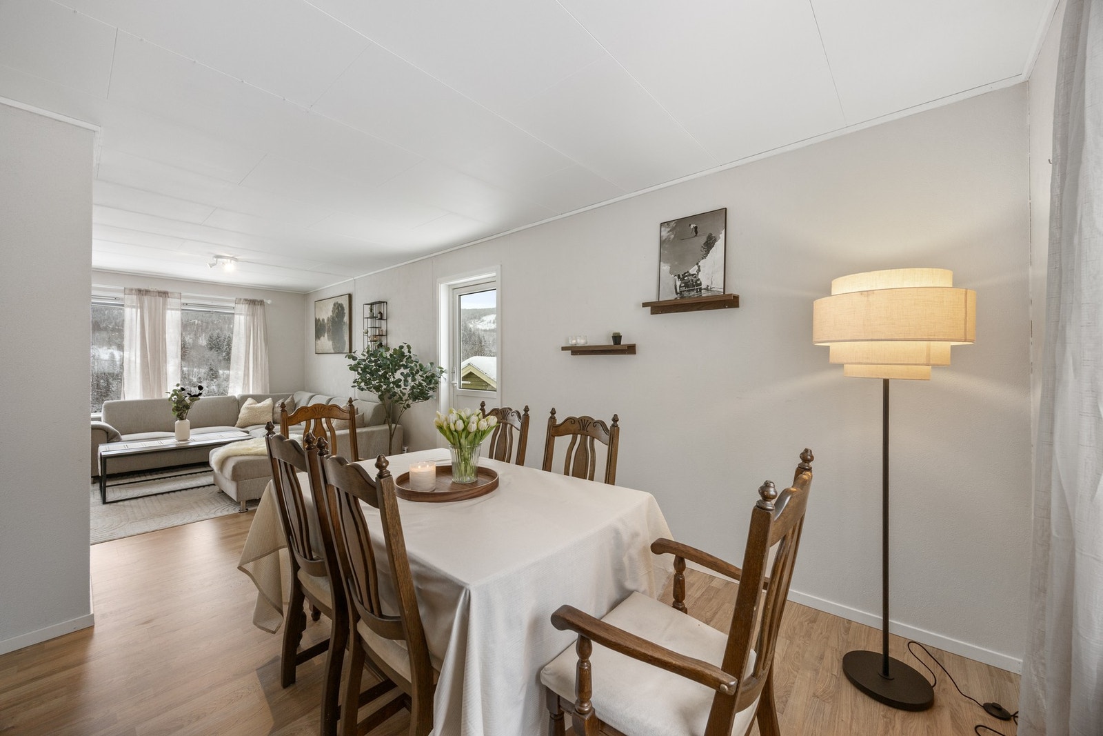 Det er god plass til sittegrupper i stuen Galleribilde