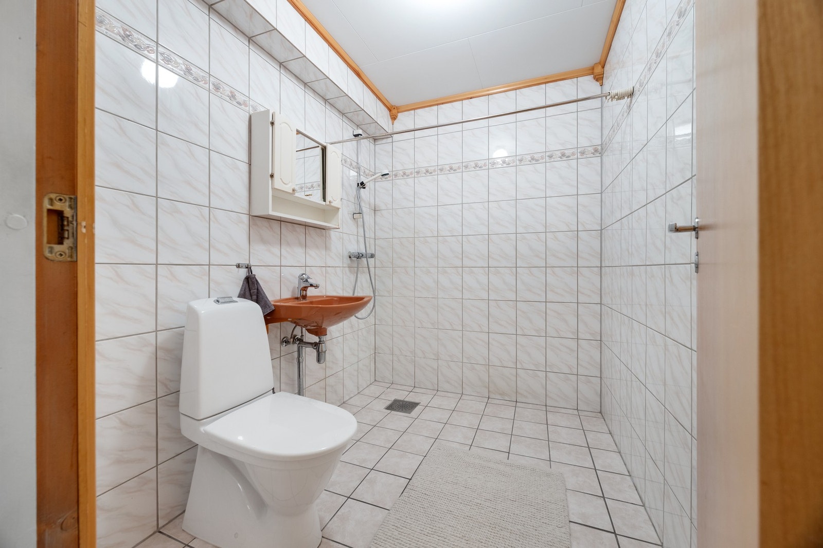 Bad - 4 kvm. Flislagte overflater. Utstyrt med servant, toalett og dusj. Galleribilde