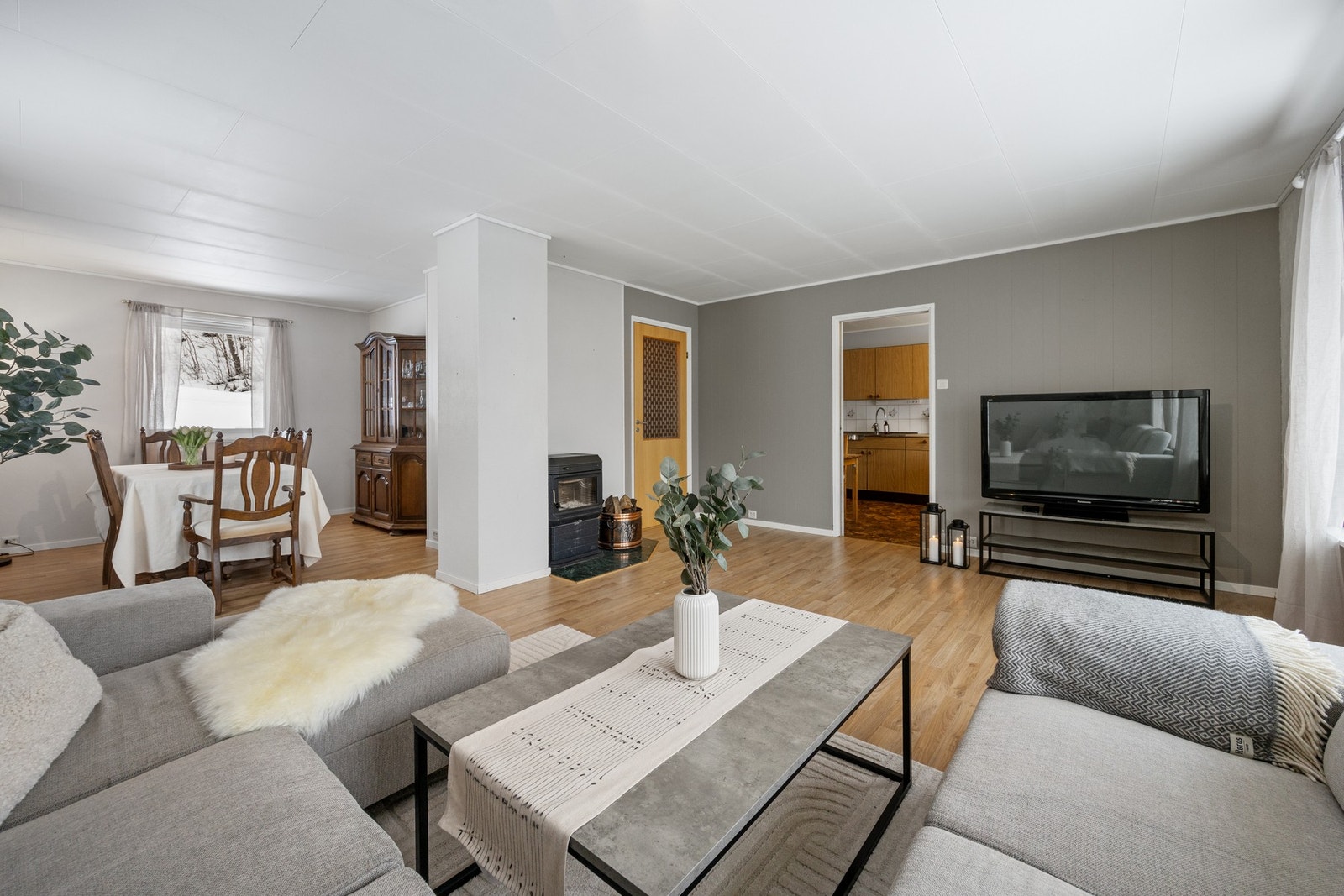 Stuen måler 34,5 kvm. Galleribilde