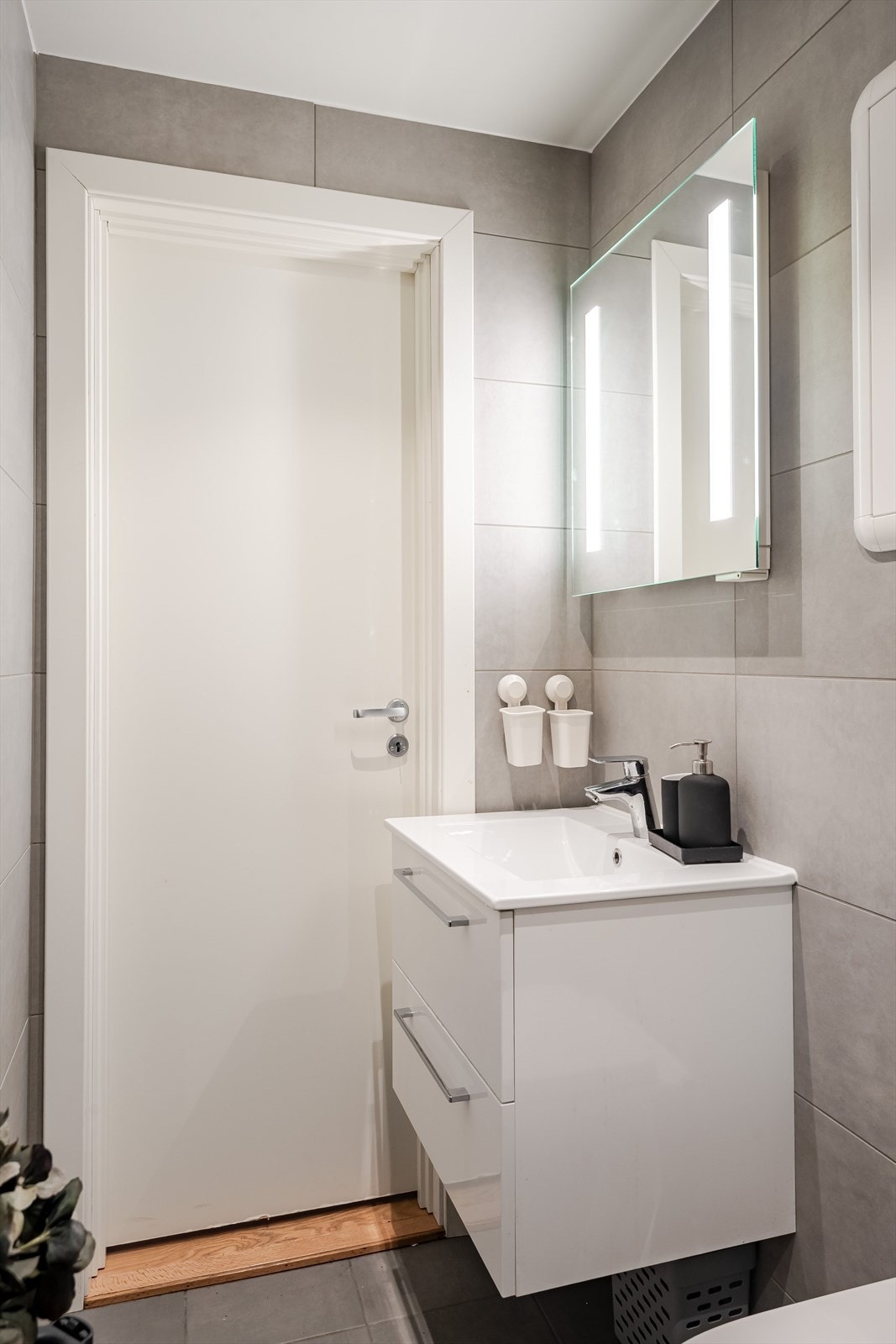 Badet varmes opp med elektrisk gulvvarme. Galleribilde