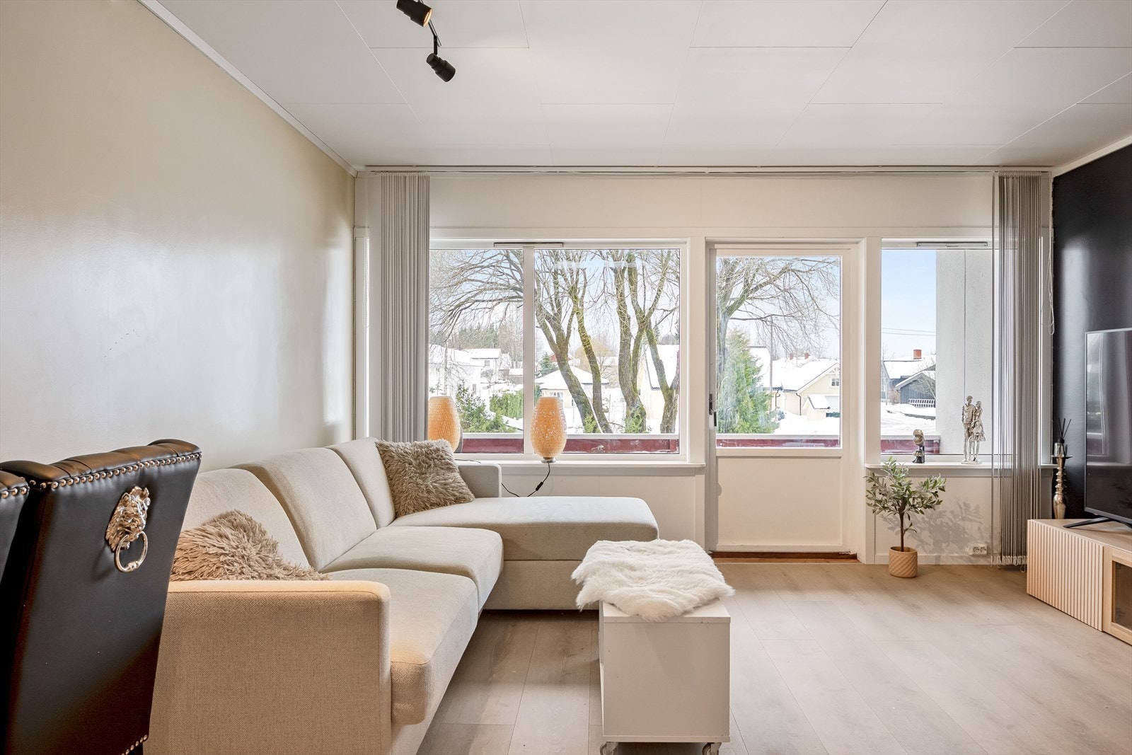 I stuen er det store vindusflater som sørger for rikelig med naturlig lys. Galleribilde