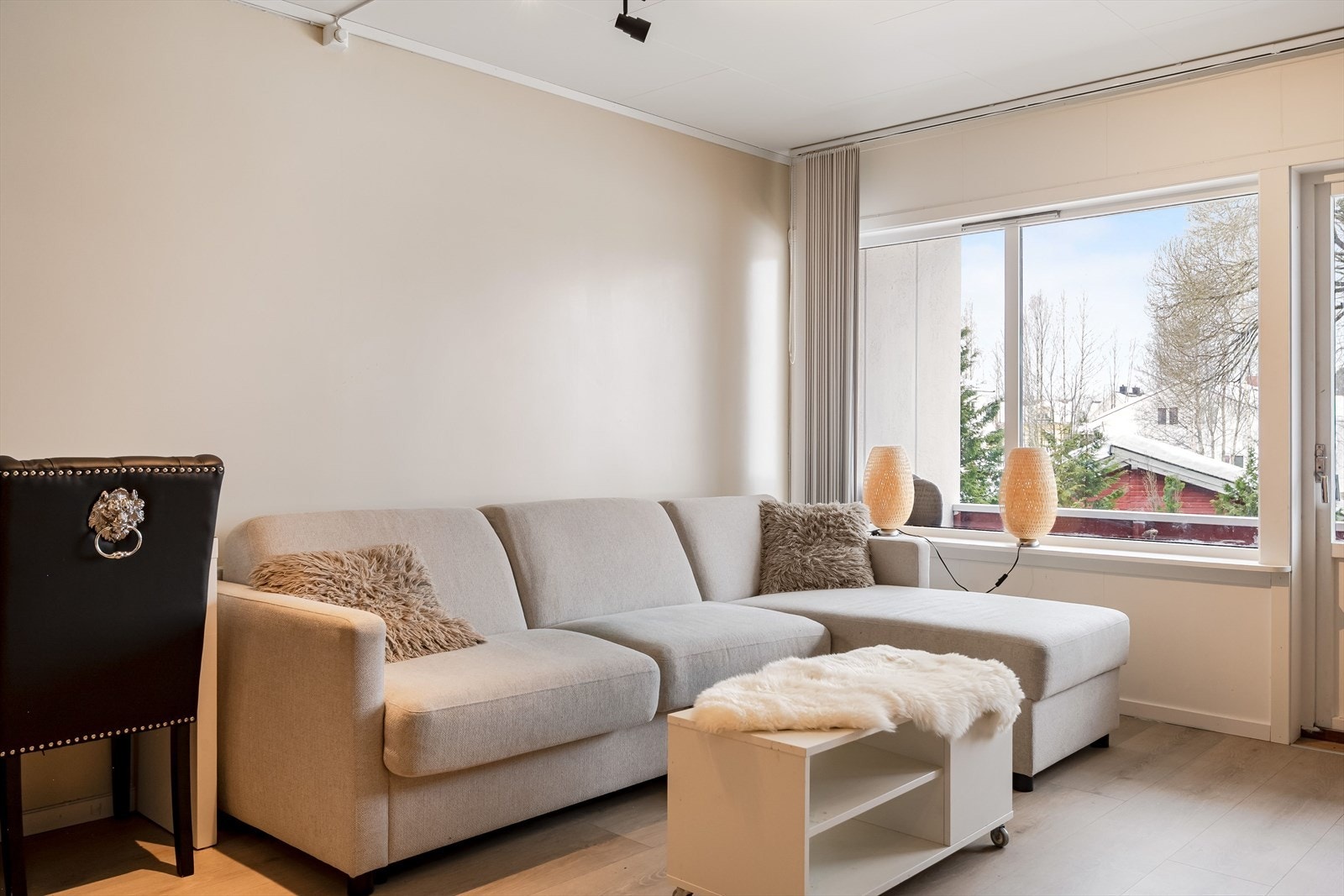 Leiligheten er flott overflateoppgradert i nyere tid og fremstår som moderne og innbydende. Galleribilde