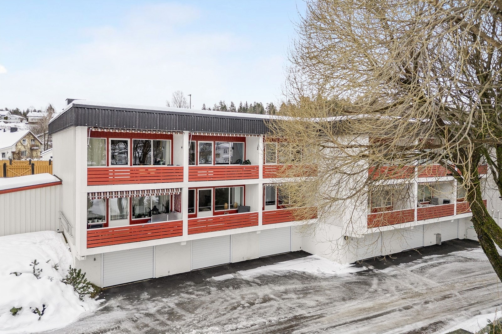 Under leilighetene er det garasjer, som kan leies etter ventelisteprinsippet. Øvrig parkering skjer på fellesparkering. Ett uttak for el-billading. Galleribilde