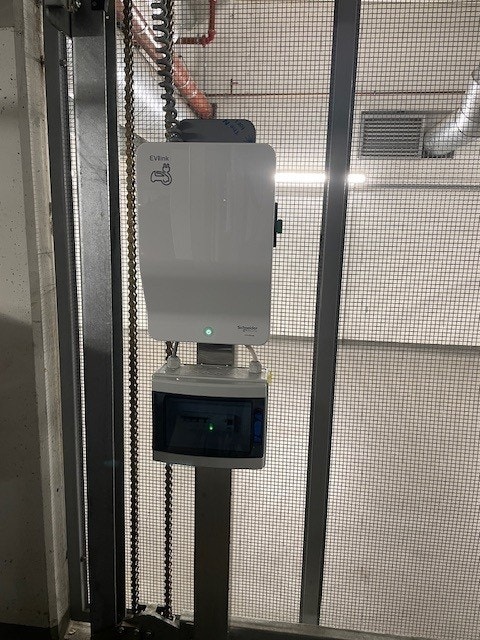 P-plass 84 elbil lader Galleribilde