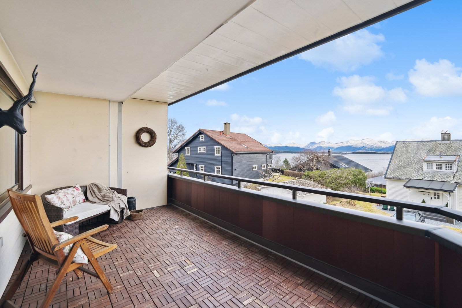 På balkongen er det dobbel stikkontakt og akasietre på gulv. Under er det originale plastfliser Galleribilde