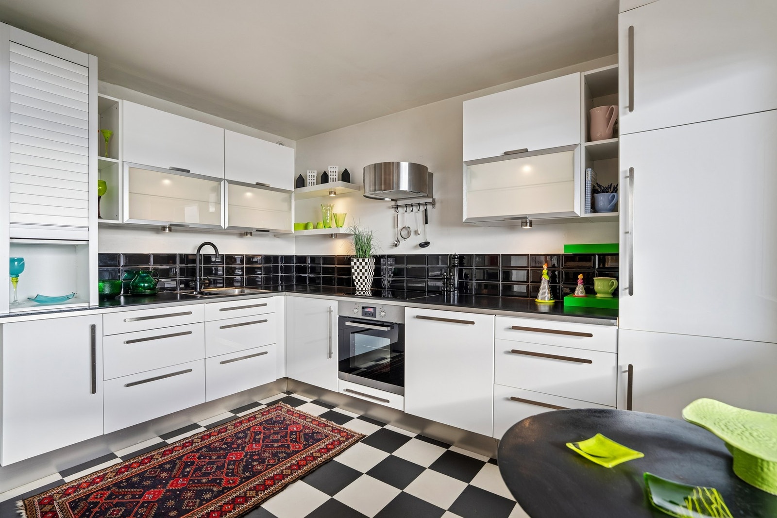 Integrert komfyr, platetopp, oppvaskmaskin og kjøl- og fryseskap. Oppvaskmaskinen er helt ny og ubrukt Galleribilde