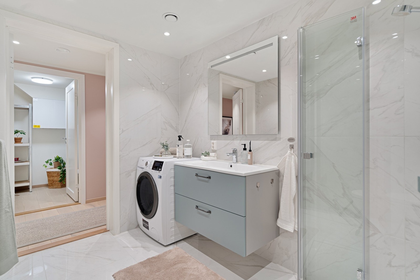 Meget lekkert flislagt bad Galleribilde