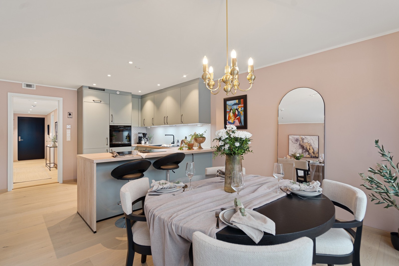 Hyggelig spisestue ved kjøkkenet Galleribilde