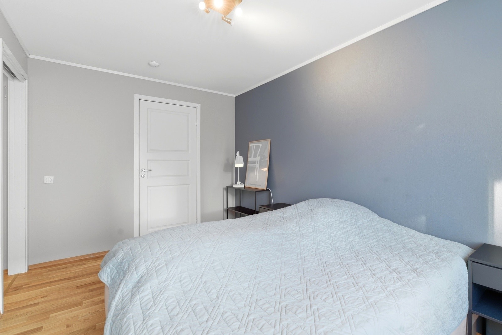 Soverom 2 har dør inn til bod med plass til klesoppbevaring. Galleribilde