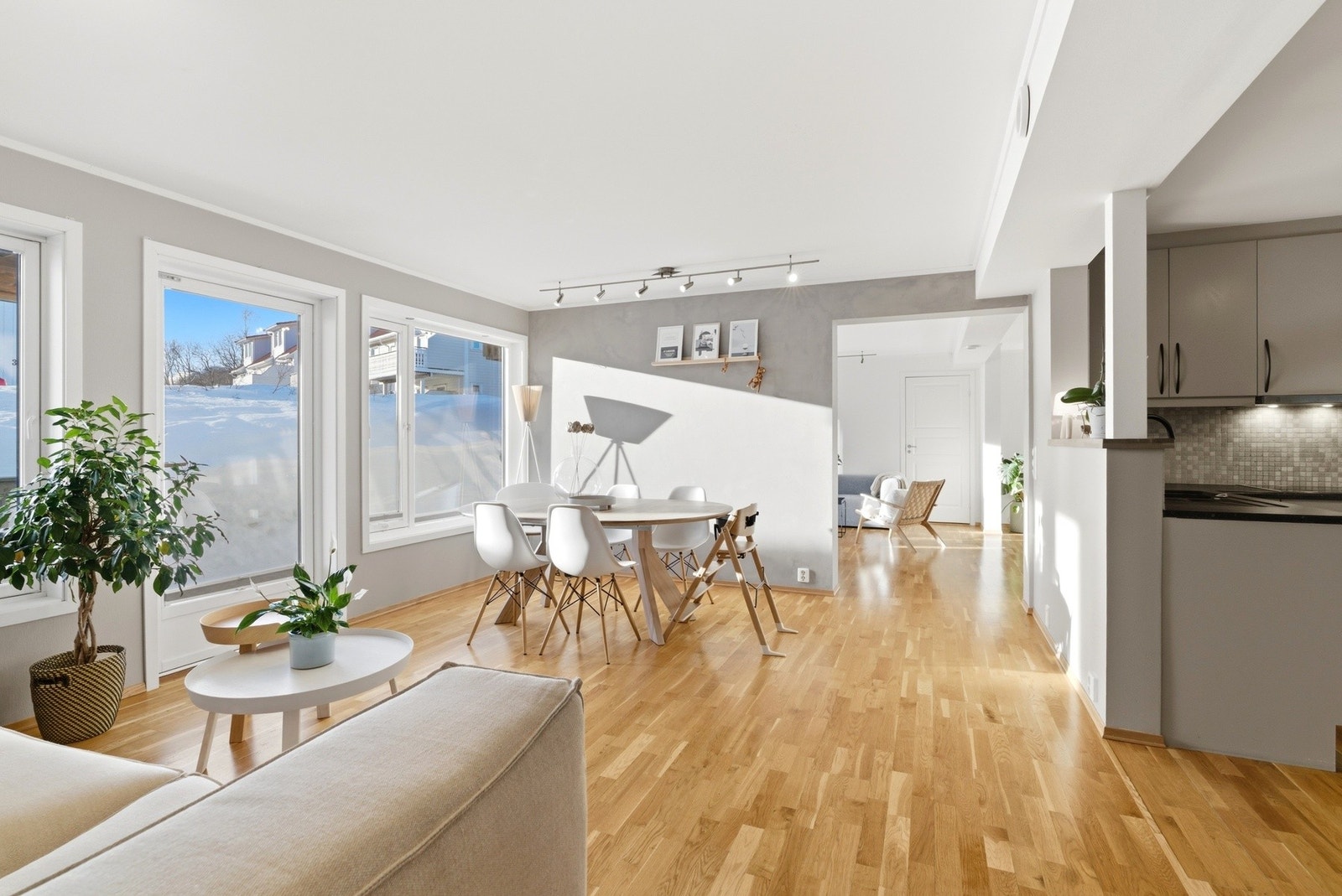 Det kommer godt med naturlig lys inn også i stue 2. Galleribilde