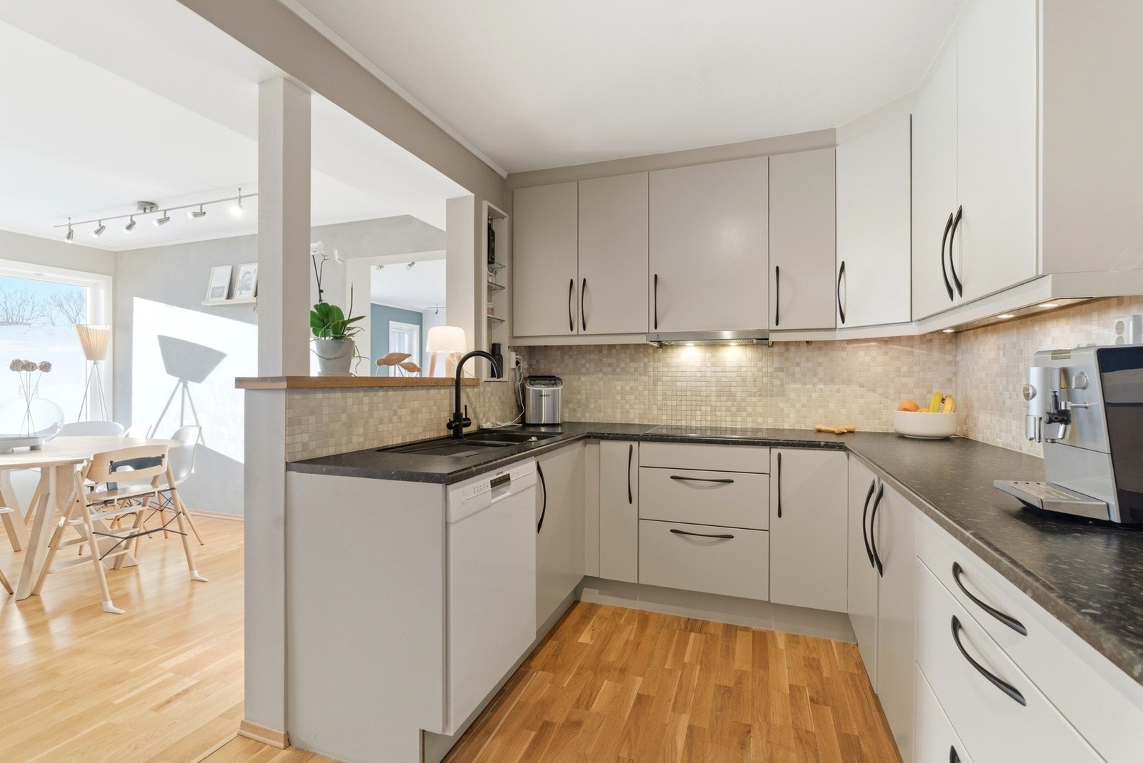 Praktisk kjøkkenhalvøy, skaper et naturlig skille mot stue 2. Galleribilde